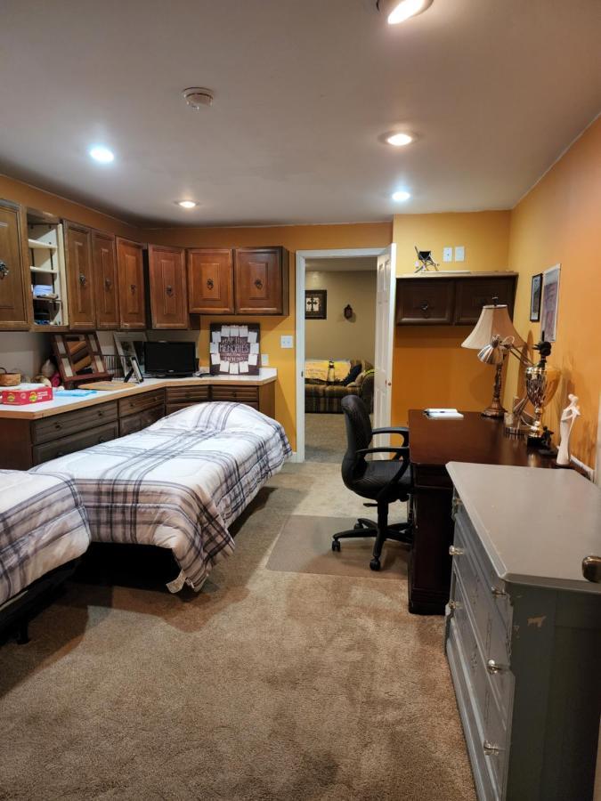 Lovely 3- Bedroom Apartment With Street Parking. Goshen Exterior foto